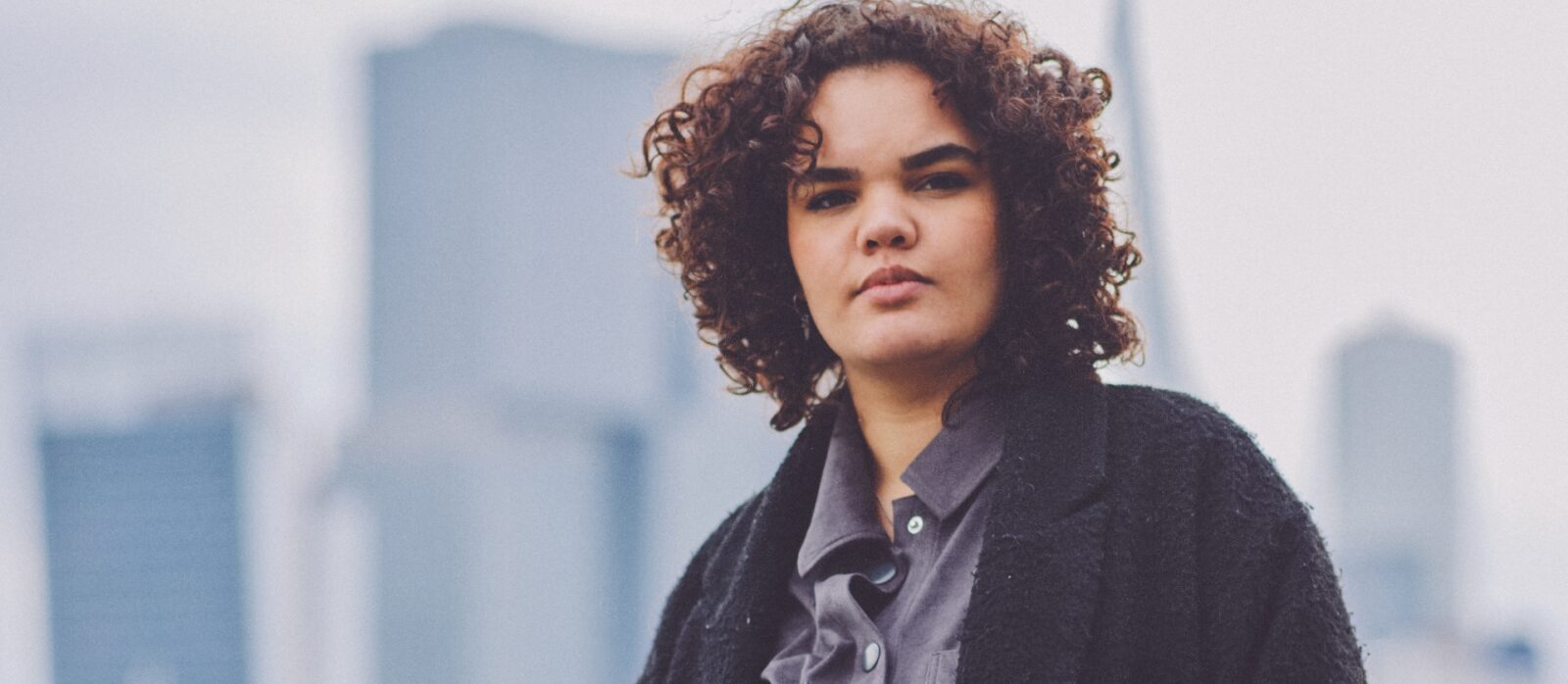 student voor de erasmus brug in Rotterdam