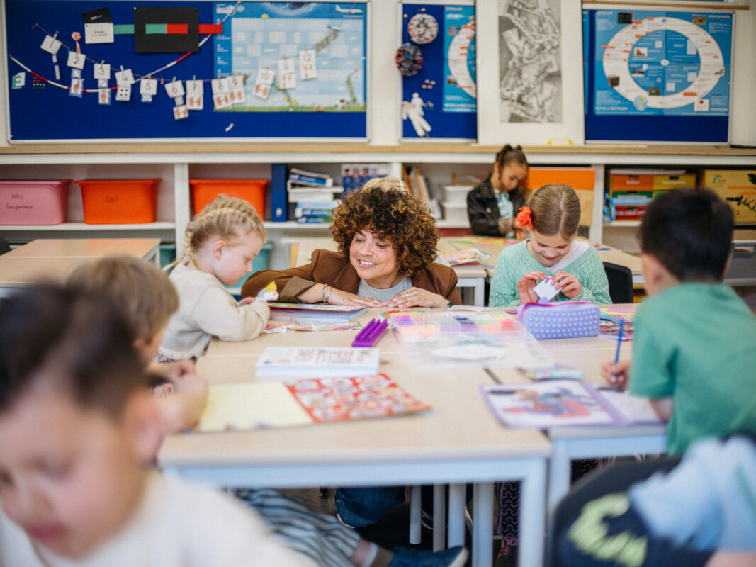 pabo-student-met-basisschool-kinderen